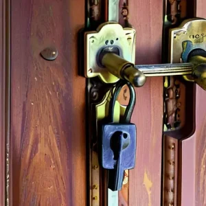 Старые ключи и сломанные дверные замки: собираем латунь и сталь после смены замков