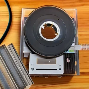 Утилизация старых компактных аудиокассет и VHS-видеопленок: магнитная лавсановая лента, прозрачный полистирол корпуса и крошечные стальные винтики
